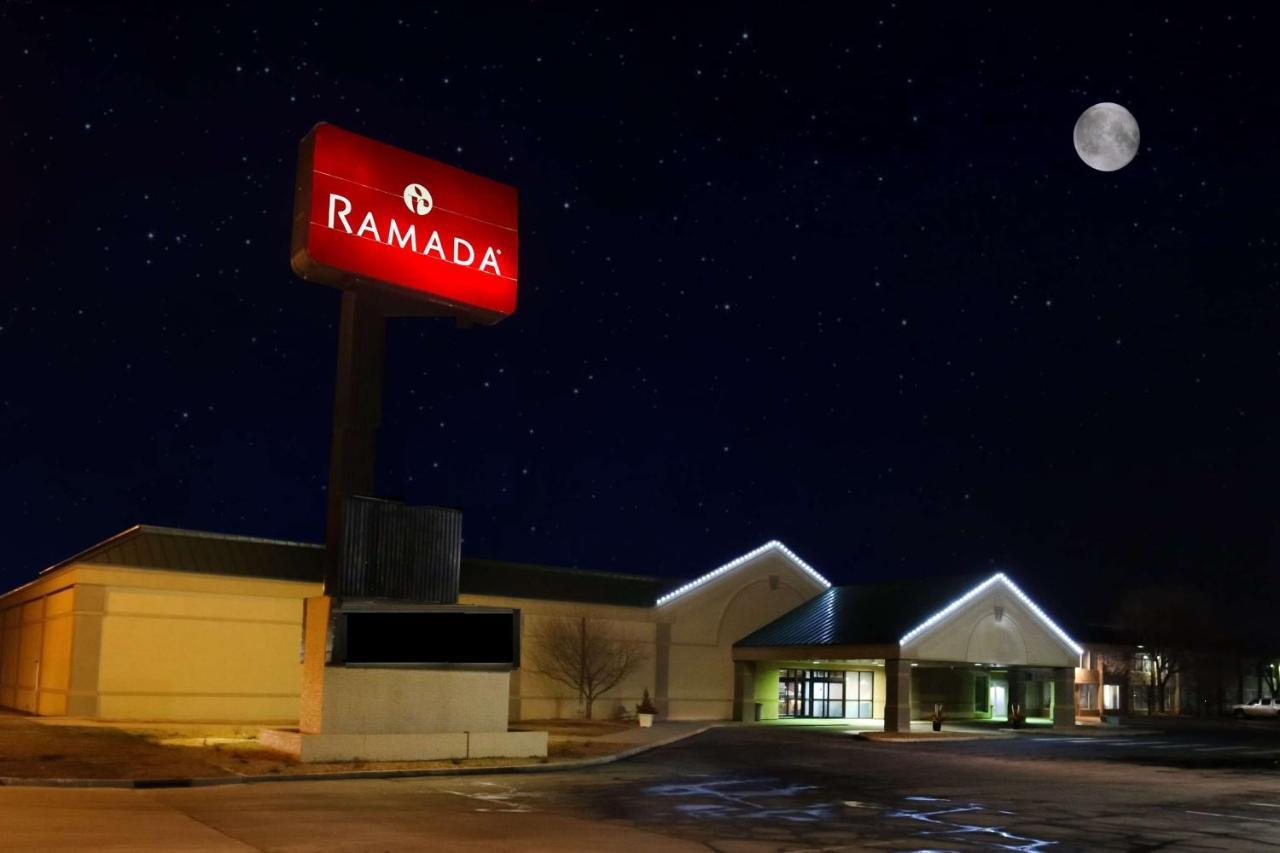 Ramada By Wyndham Mitchell Hotel & Conference Center Esterno foto
